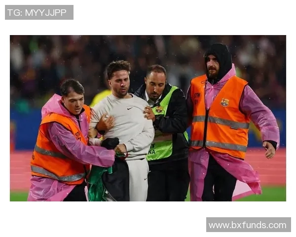 足球球星不经意间摸镜头瞬间成焦点 引发球迷热议与网络热潮