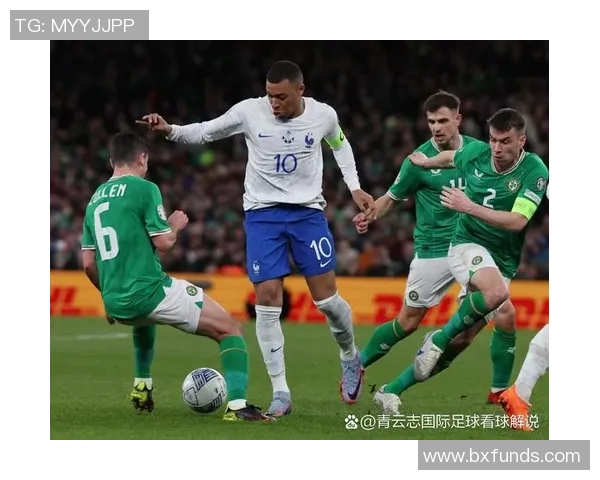 足球球星庆祝背影定格瞬间展现激情与荣耀的完美融合